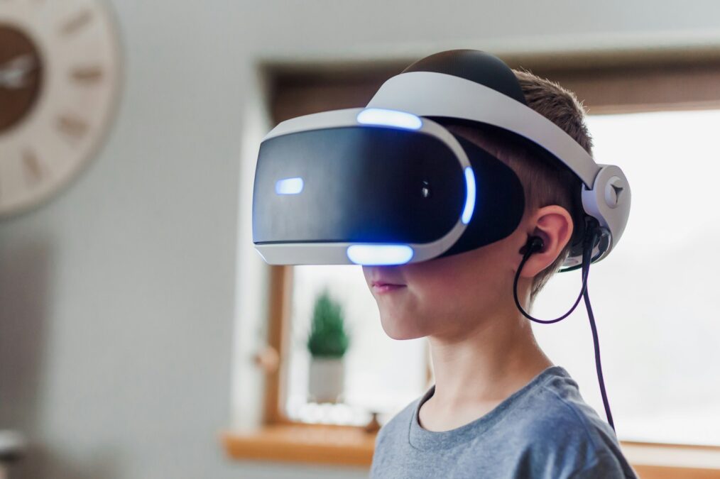 The Future of Learning: How Virtual Reality (VR) Creates Immersive Environments
